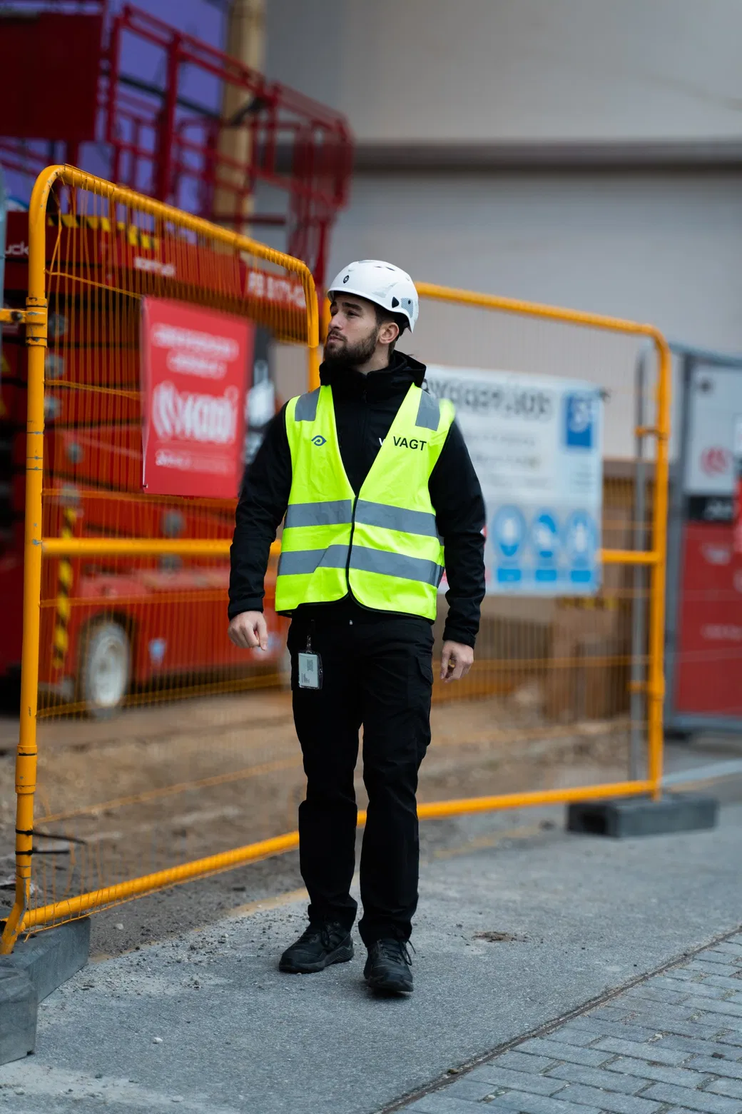 Vagt observerer byggeplads med gul vest