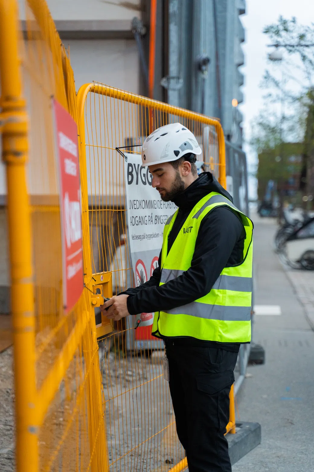 Vagt på tilsyn ved hegn på byggeplads