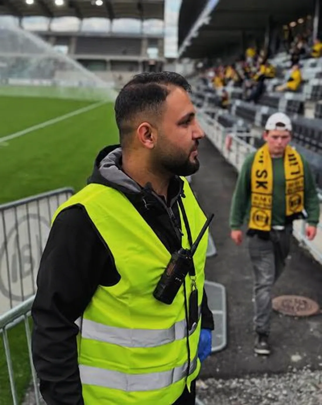 Originalt foto af eventvagt med radio ved et sportsarrangement