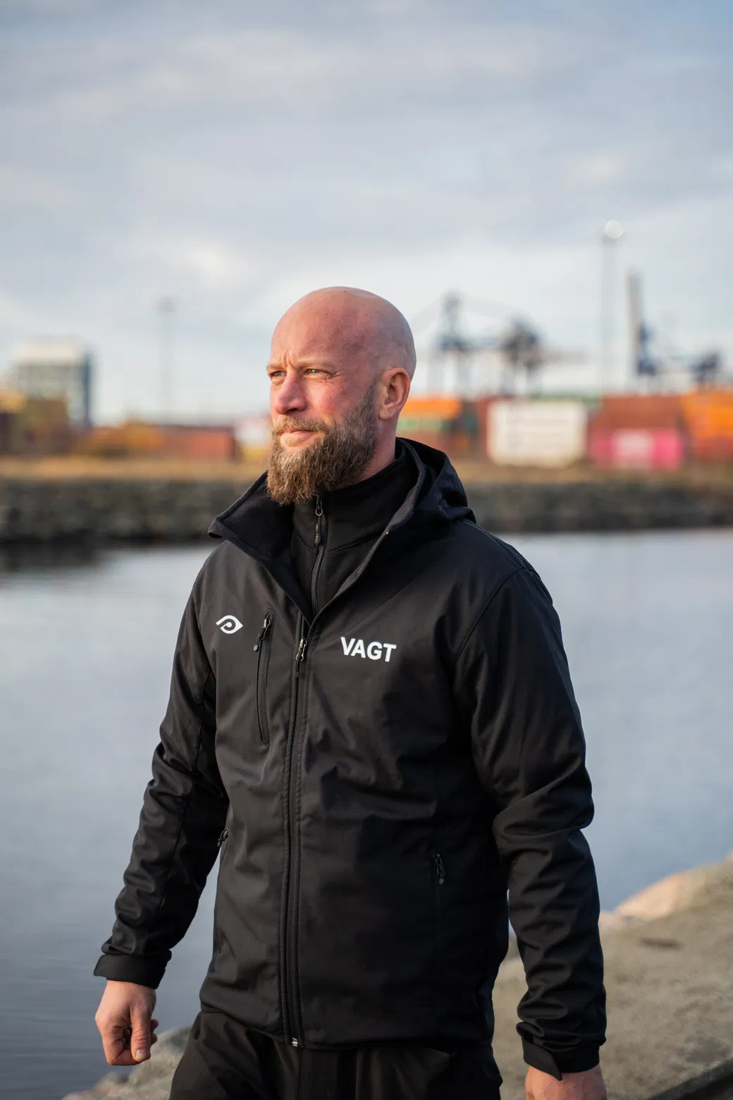 Proteon-servicevagt på patrulje ved en bygning