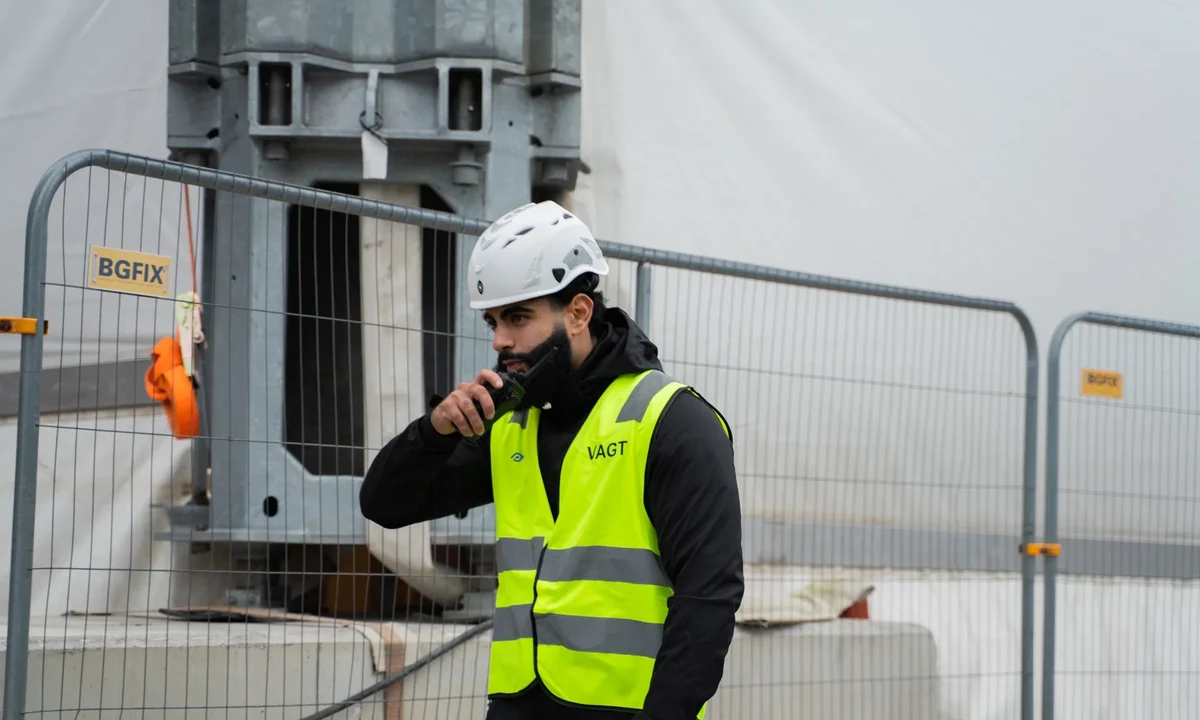 Byggepladsvagt i sikkerhedsvest