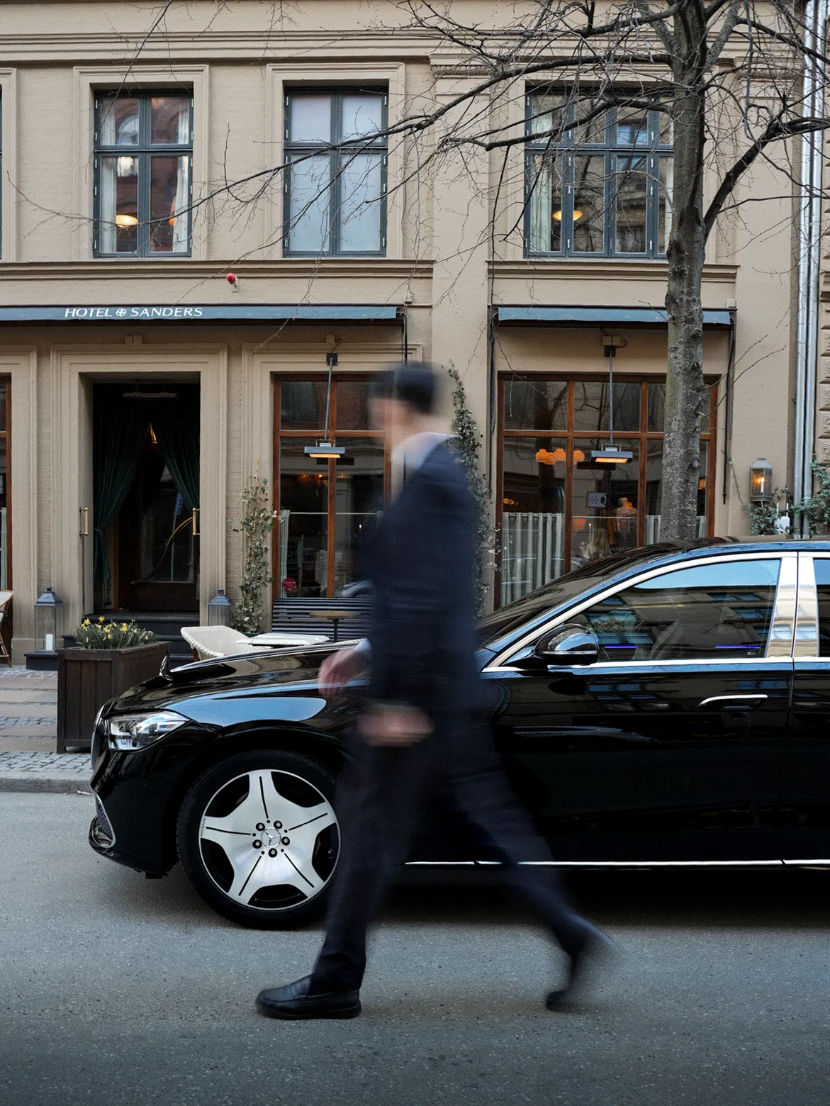 Bil og ledsagelse foran hotel