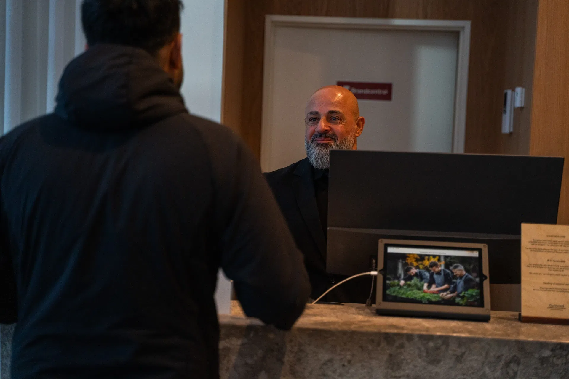 Receptionist og vagt i jakkesæt ved hotel